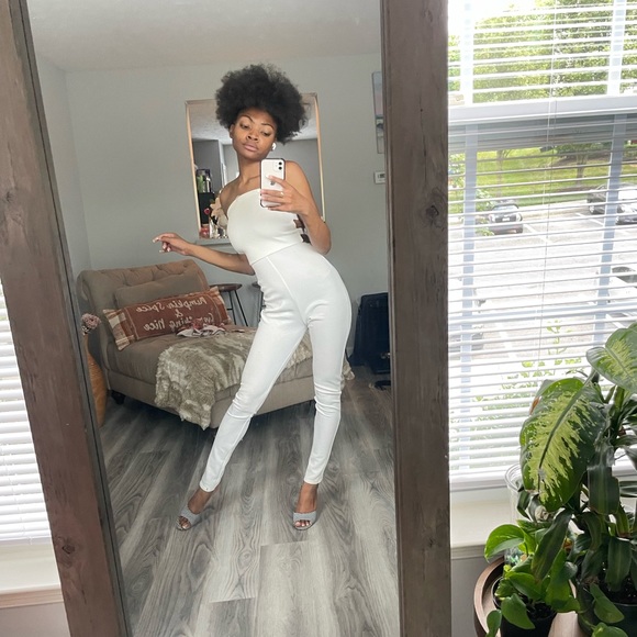 Sleeveless White Backless Jumpsuit - Picture 2 of 11